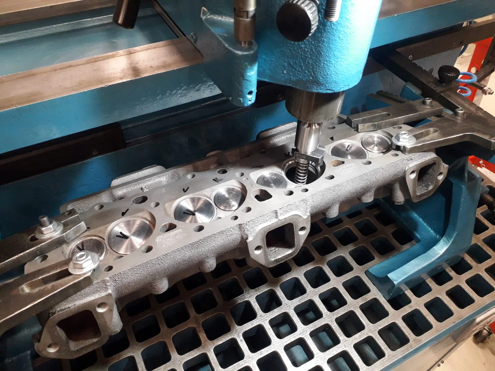 BERCO machine in actie – cilinderkop wordt bewerkt