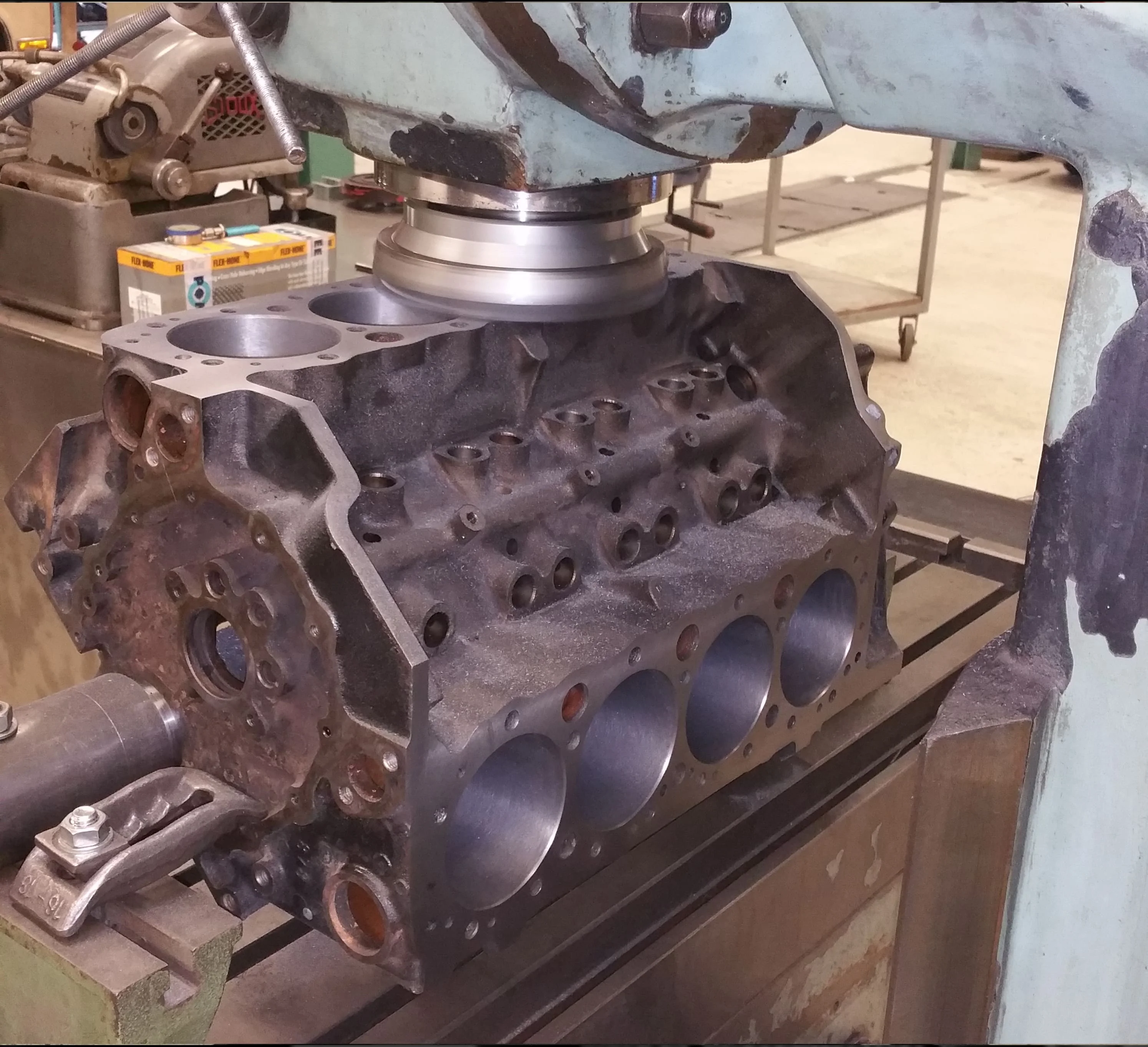 Motorblok onder freesbank wordt gevlakt